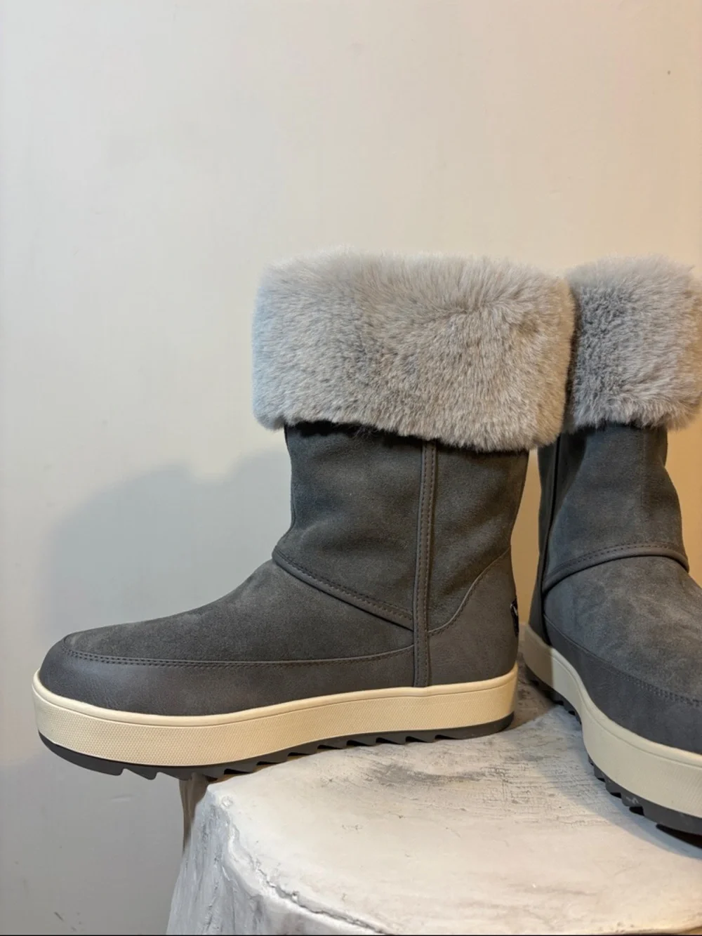 Koolaburra by UGG Women's Grey Faux Fur Trim Tynlee Fashion Boots With The Fur!